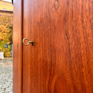 Eckschrank Teak mit Schloss aus Dänemark