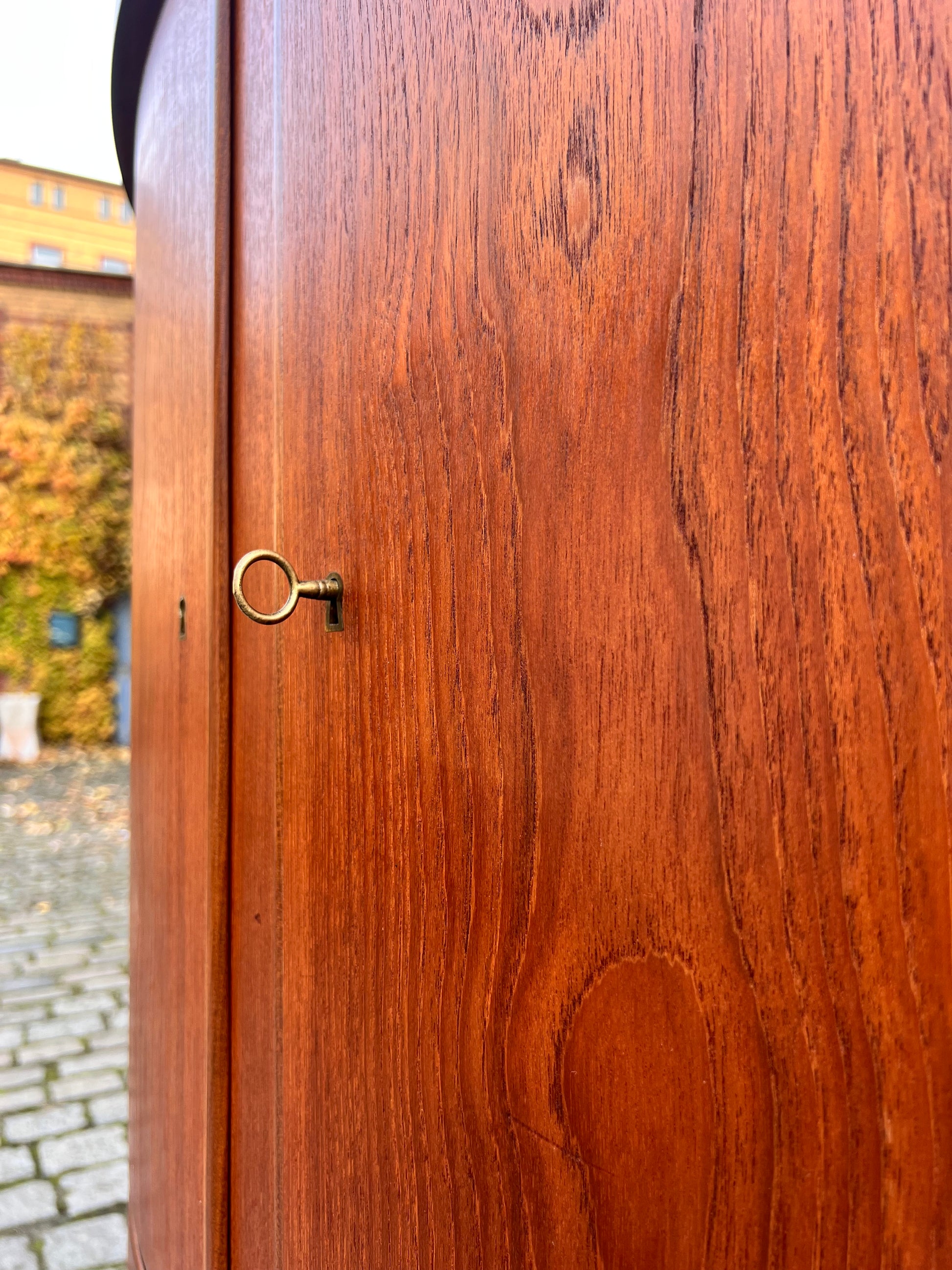 Eckschrank Teak mit Schloss aus Dänemark