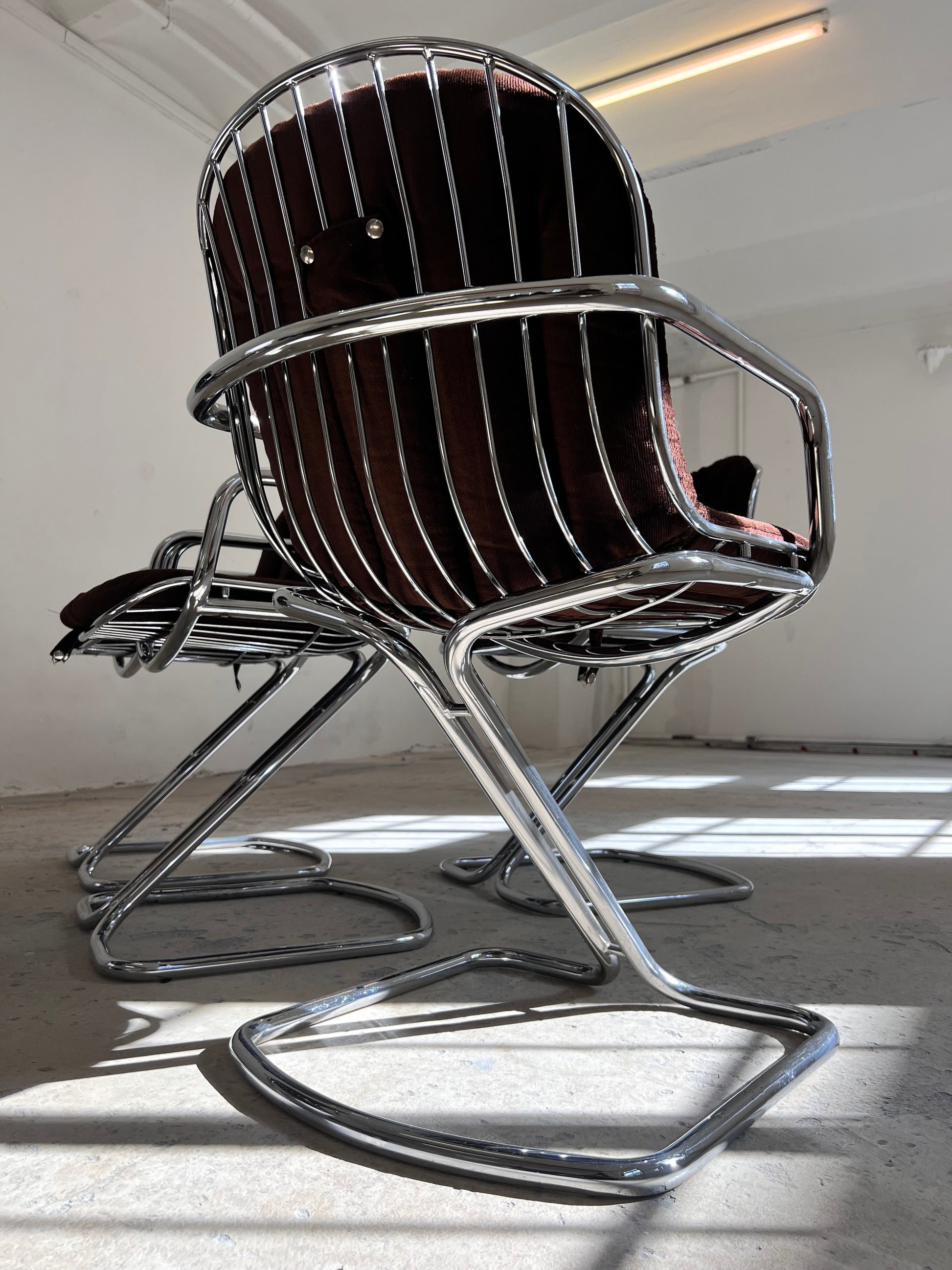 Freischwinger Chrom mit braunem Sitzkissen von Gastone Rinaldi für Rima