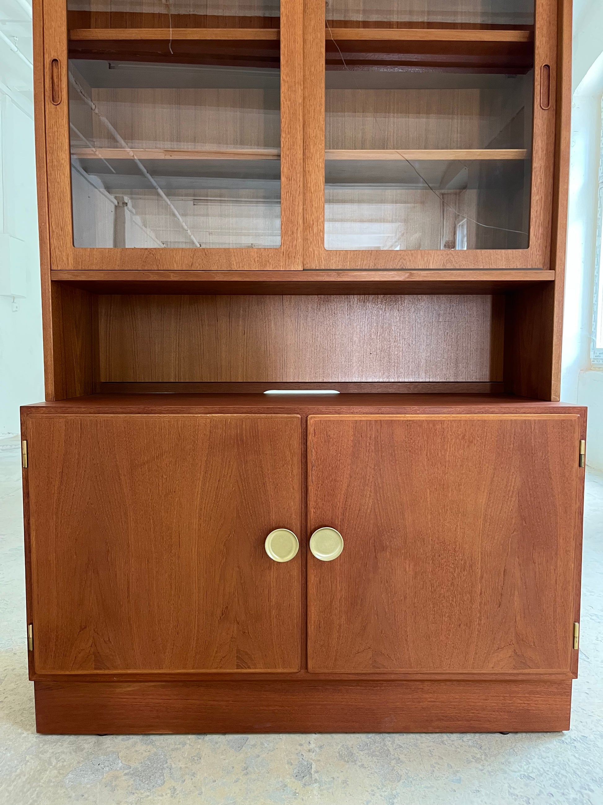 Vitrine Teak mit Schiebetüren von Hundevad
