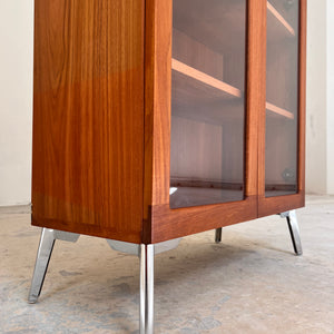 Vitrinenschrank Teak mit neuen Chromfüßen von H.W.Klein für Bramin