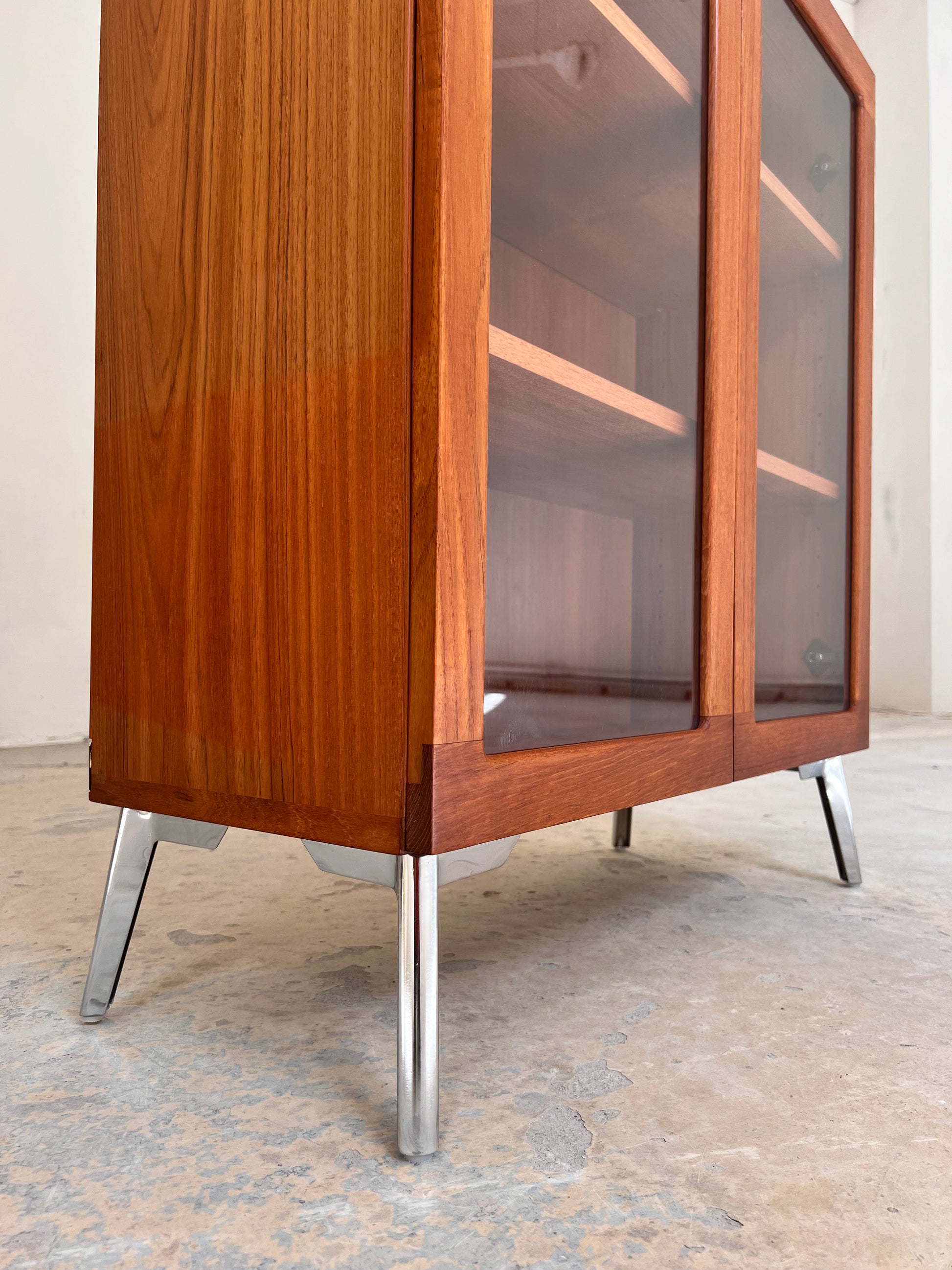 Vitrinenschrank Teak mit neuen Chromfüßen von H.W.Klein für Bramin