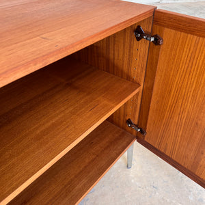 Kommode Teak mit Flügeltüren & neuen Chromfüßen von H. W. Klein für Bramin