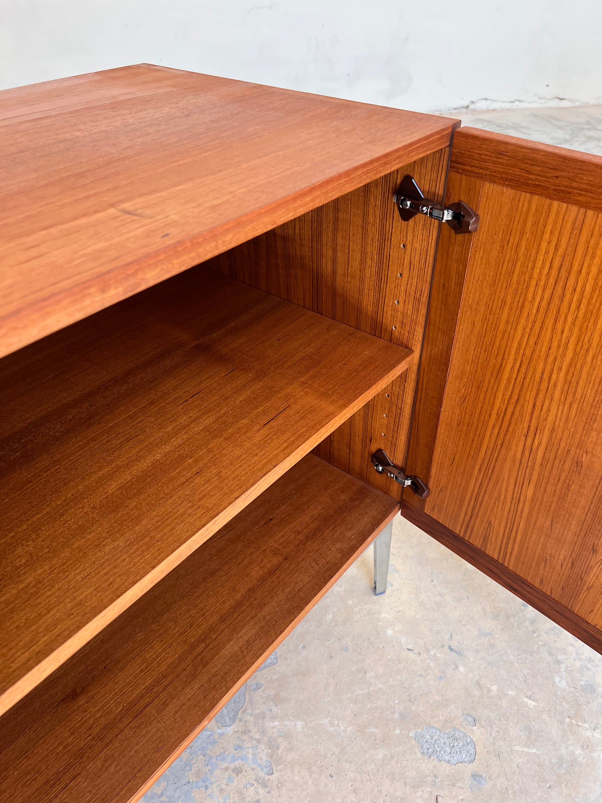Kommode Teak mit Flügeltüren & neuen Chromfüßen von H. W. Klein für Bramin