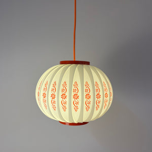 Hängelampe mit roten Blumendetails von Lars Schiøler