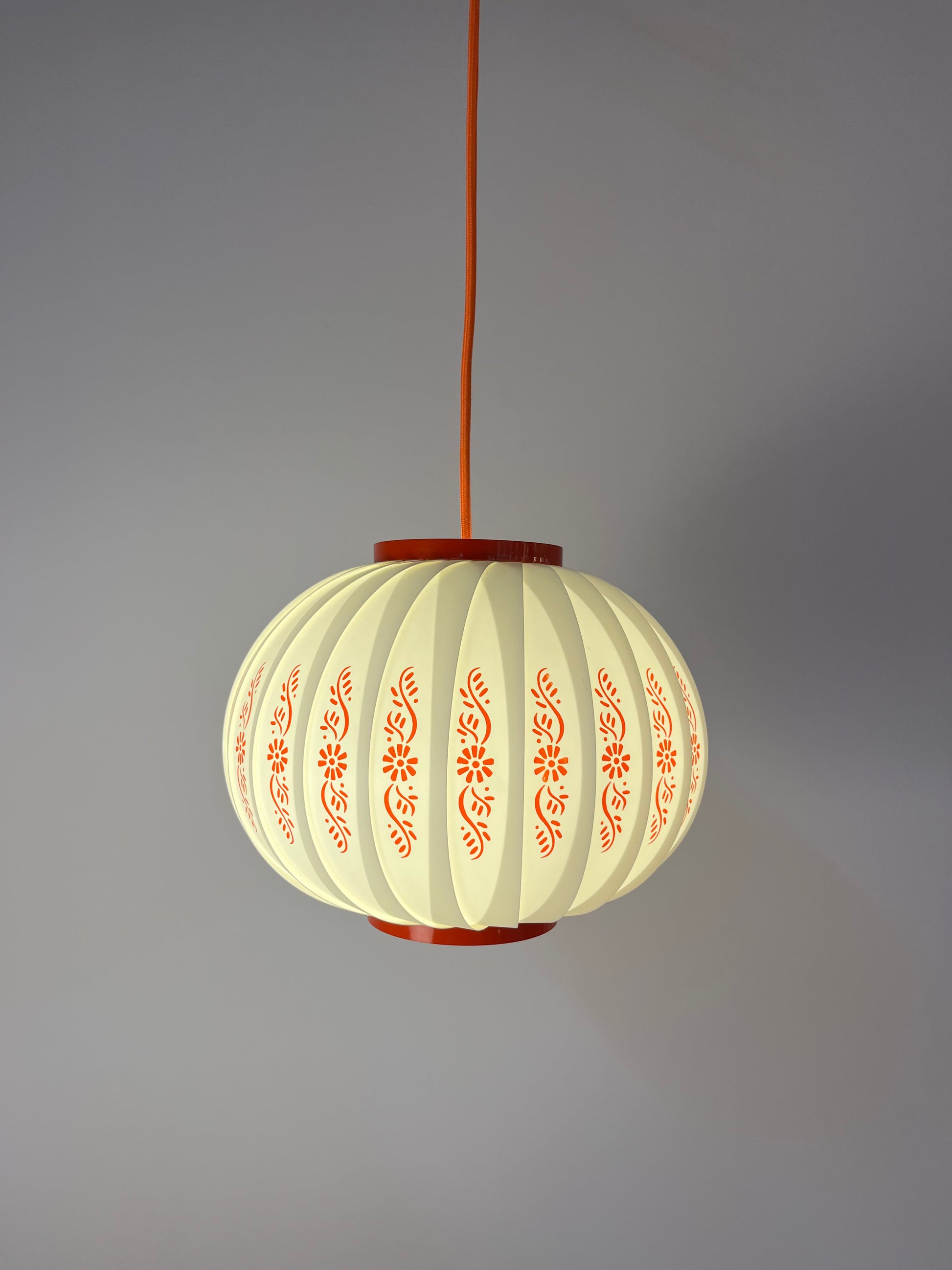 Hängelampe mit roten Blumendetails von Lars Schiøler