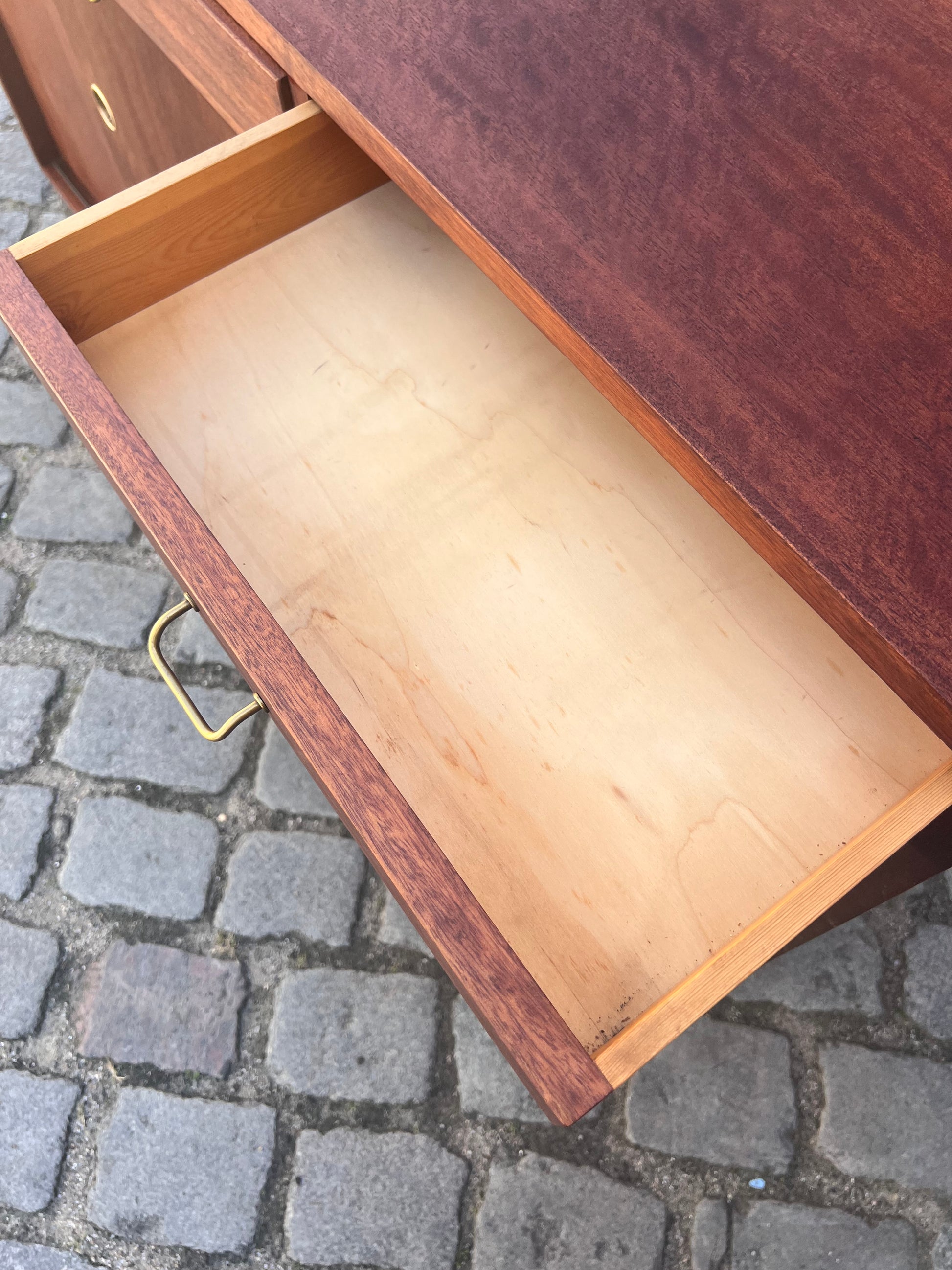 Schuhschrank Teak mit Messinggriffen aus Dänemark