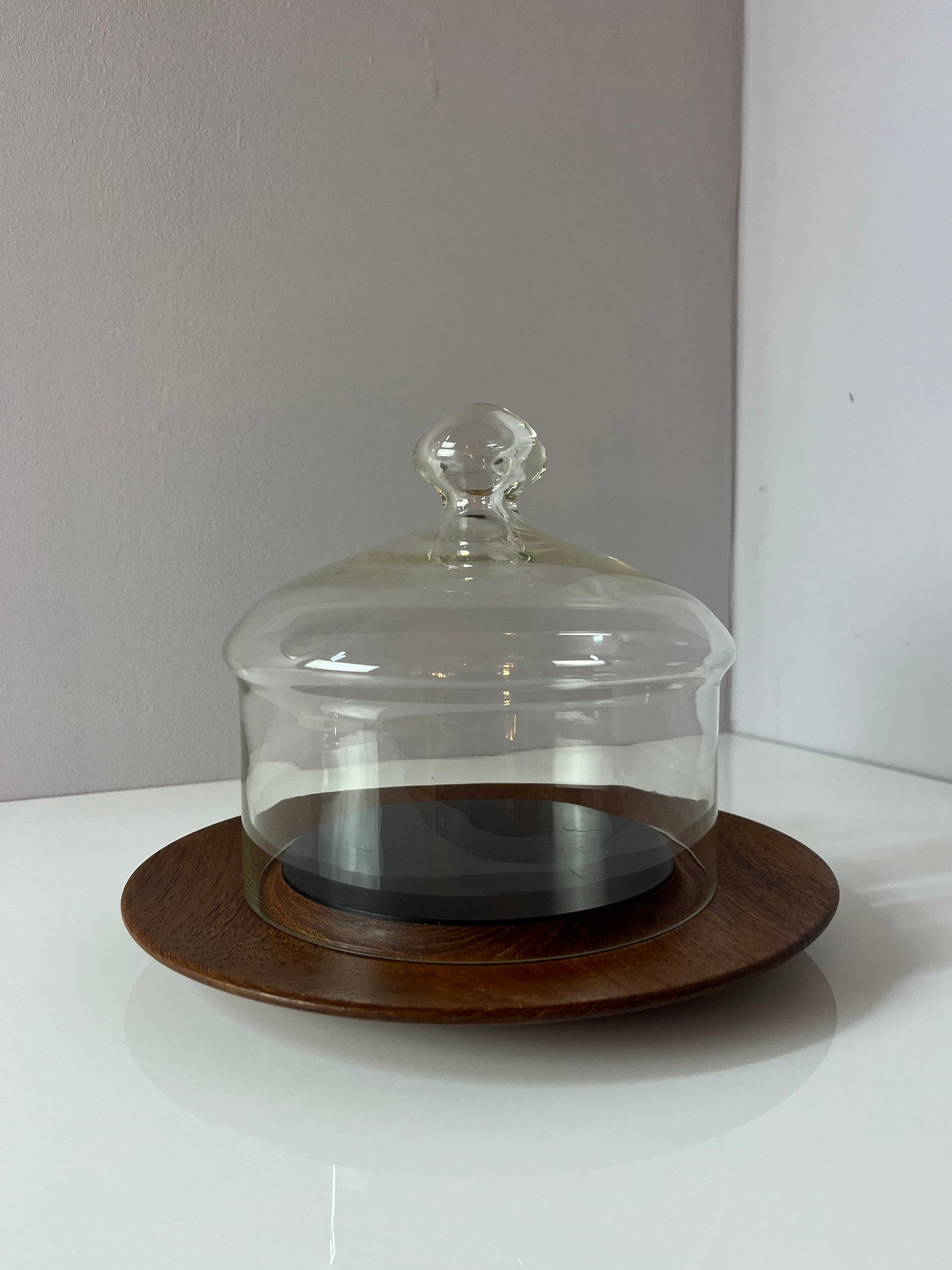 Käseglocke und Teakbrett aus Dänemark