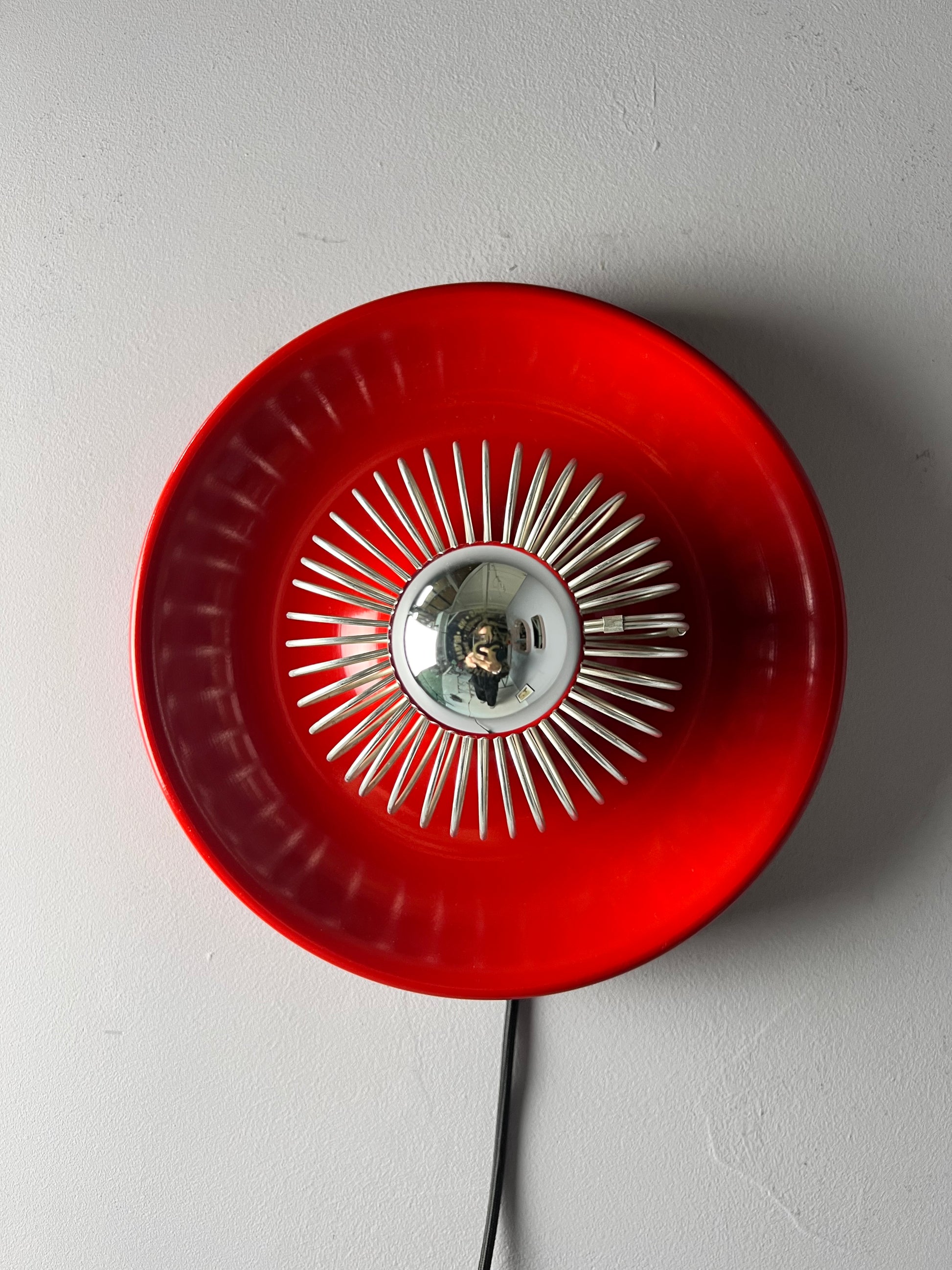 Decken-oder Wandlampe rot mit Sprirale von Elektromfem ISZ