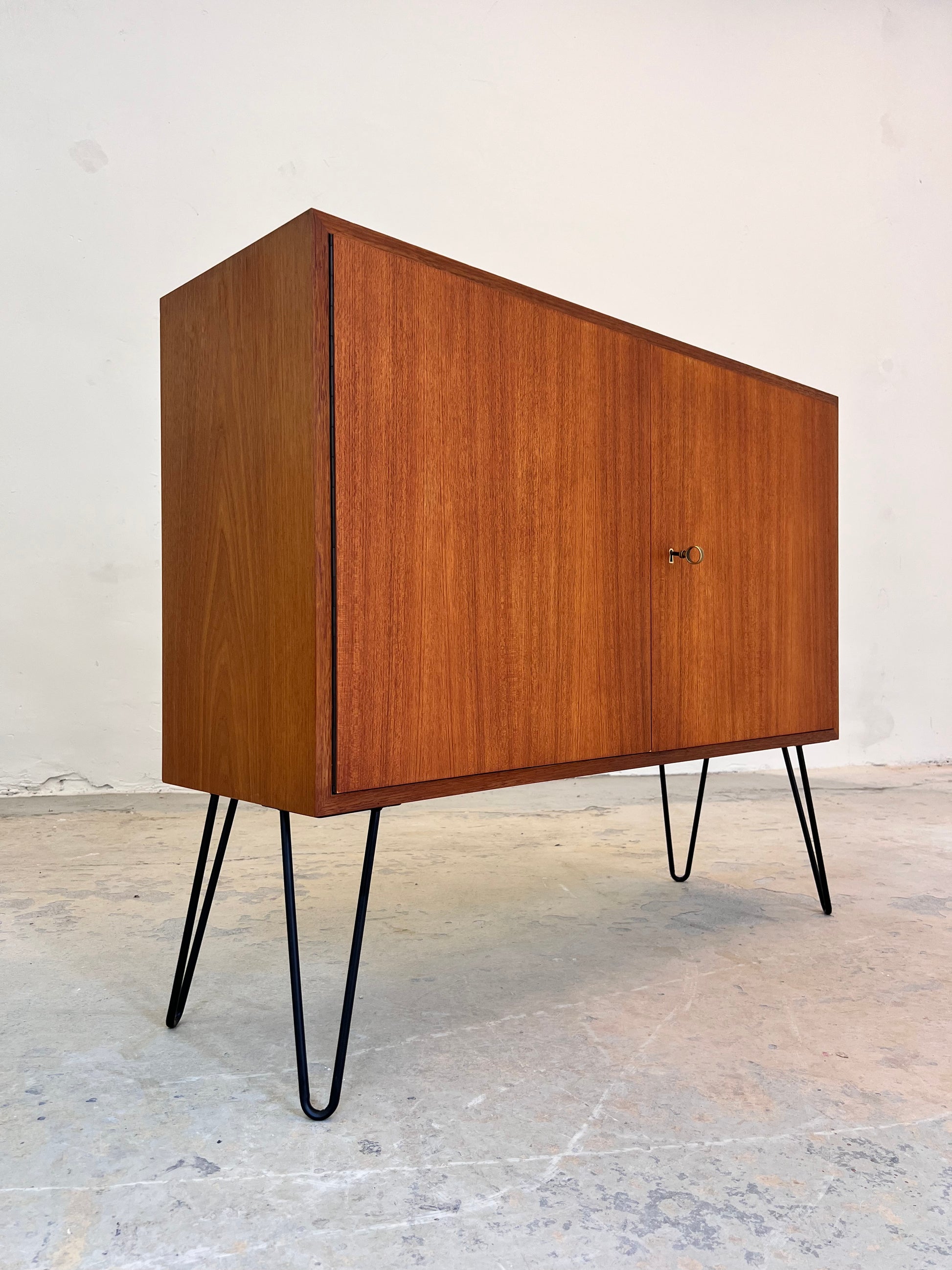 Schrank Teak auf Hairpinlegs