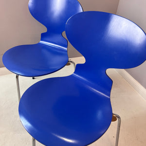 Ameise Stuhl Modell 3100 dreibeinig blau von Arne Jacobsen für Fritz Hansen