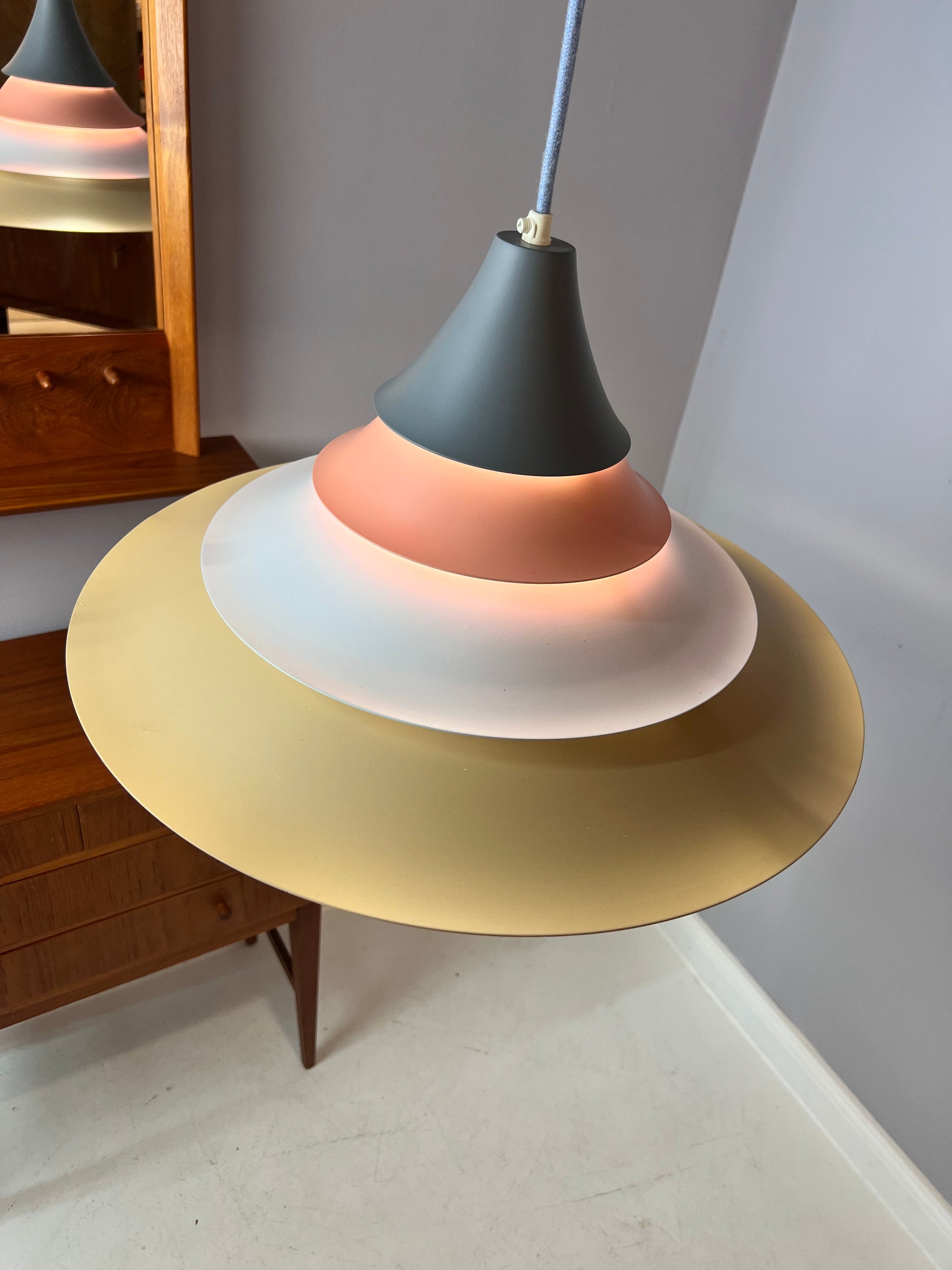 Lamellenlampe neu lackiert pastell-peach Pagode