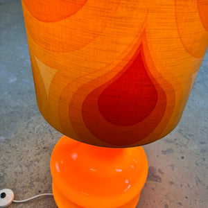 Stehlampe orange mit leuchtendem Glasfuß und 70er Schirm von Pako