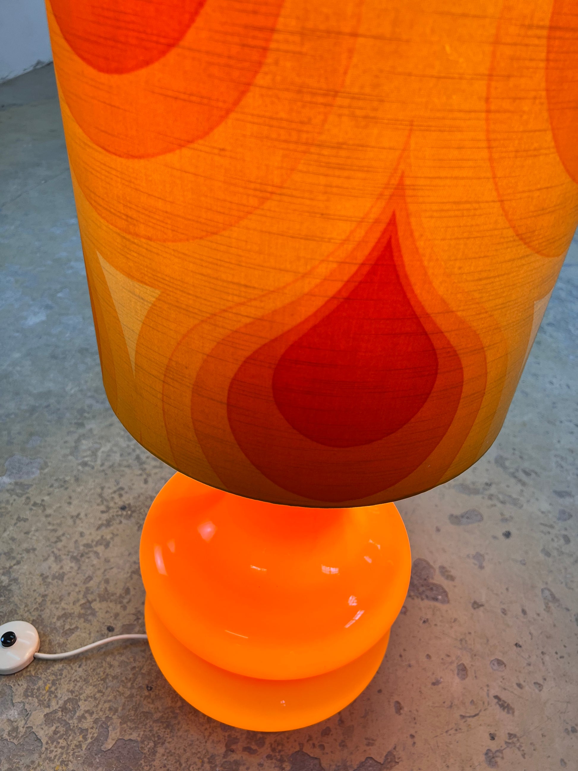 Stehlampe orange mit leuchtendem Glasfuß und 70er Schirm von Pako