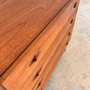 Kommode Teak mit neuen Chromfüßen von H. W. Klein für Bramin