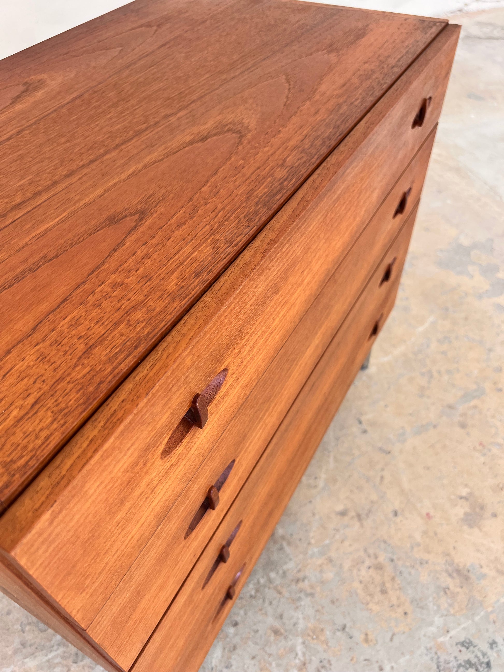 Kommode Teak mit neuen Chromfüßen von H. W. Klein für Bramin