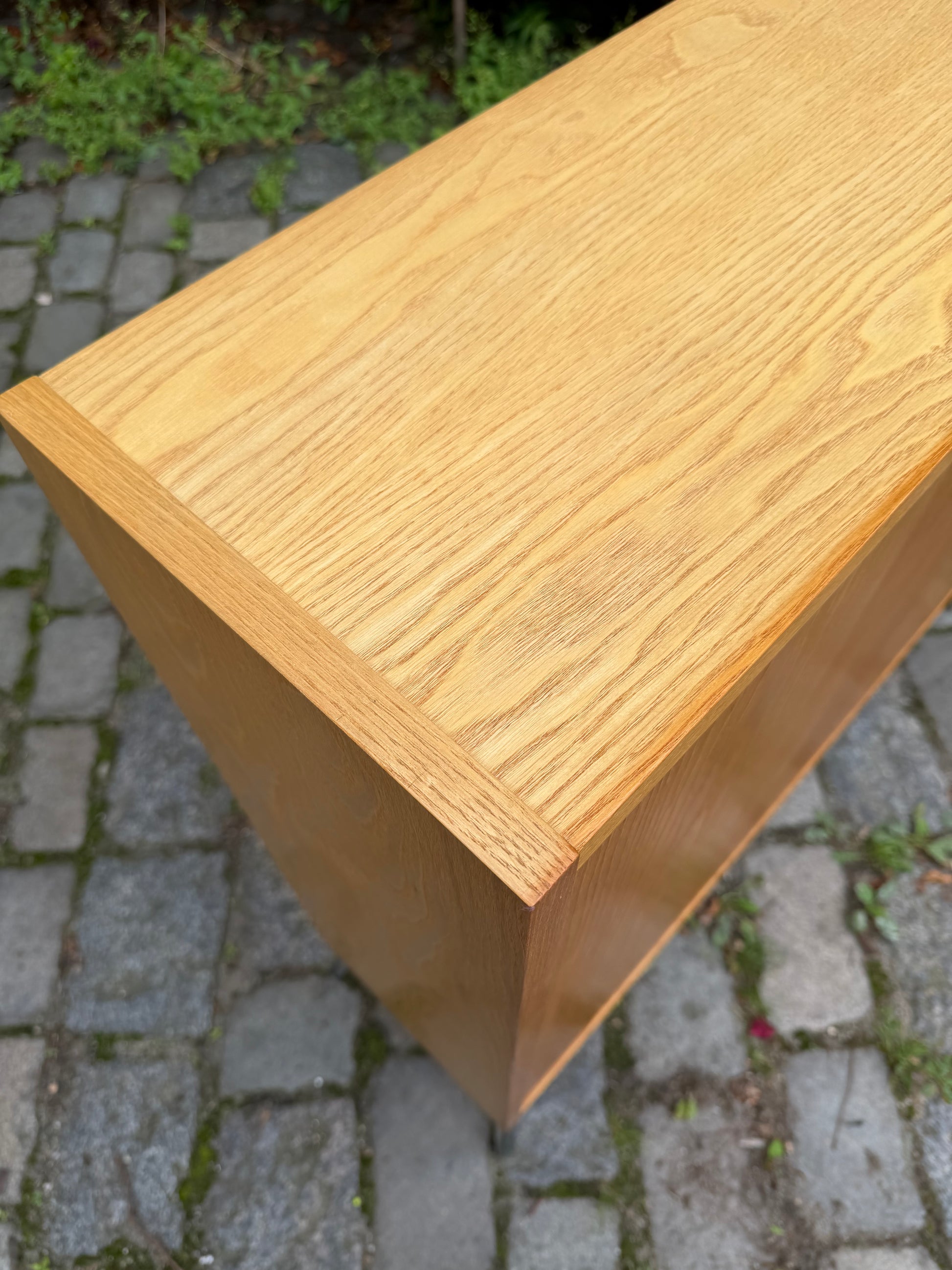 Schrank Typ 605 Esche mit neuen Chromfüßen von Hellerau