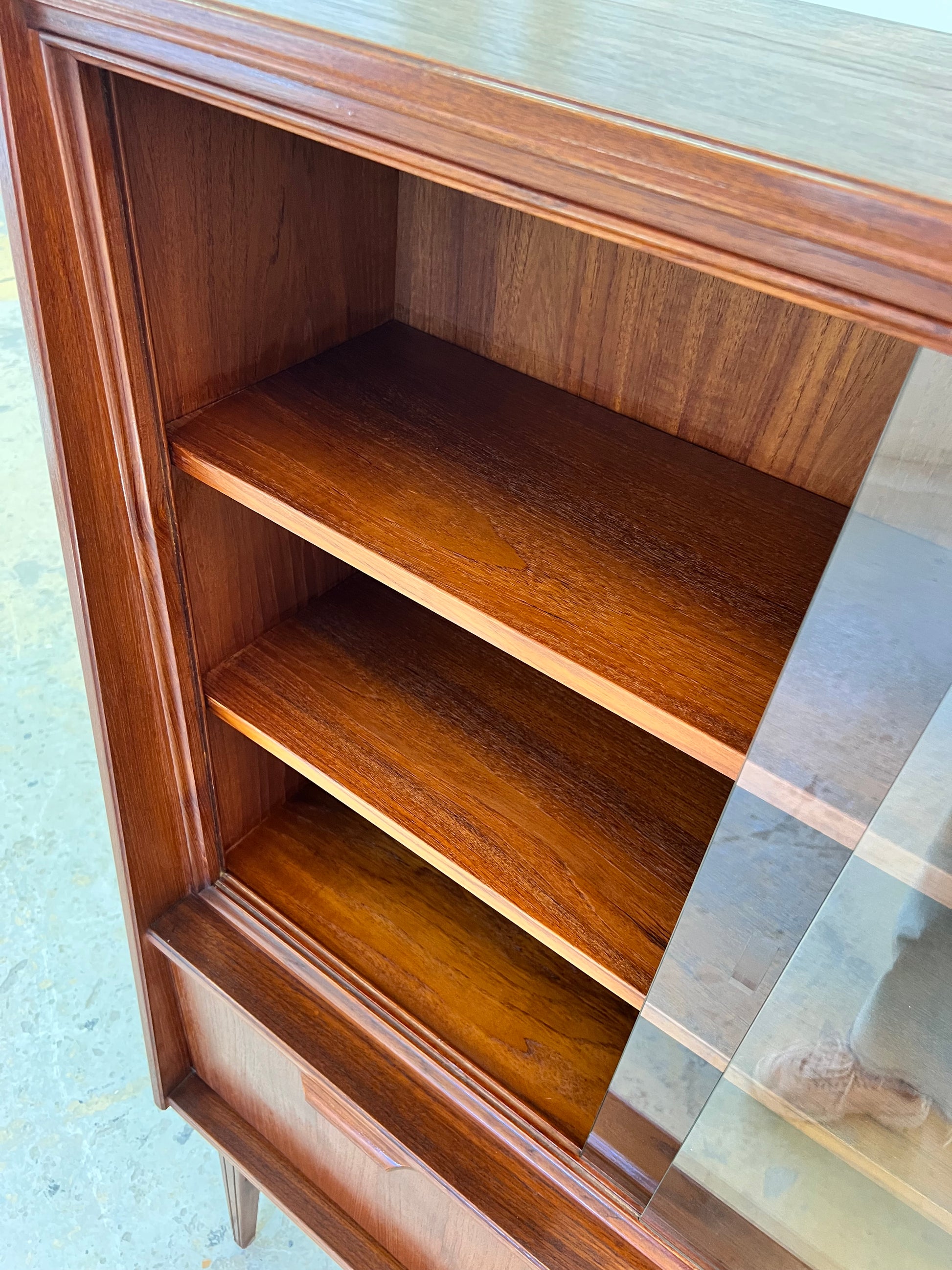 Vitrine Teak mit Klappfächern aus Deutschland
