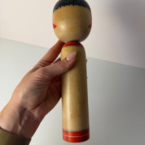 Japanische Kokeshi Holzfigur handbemalt