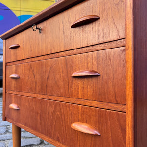 Kleine Kommode mit Muschelgriffen & Schloss aus Dänemark