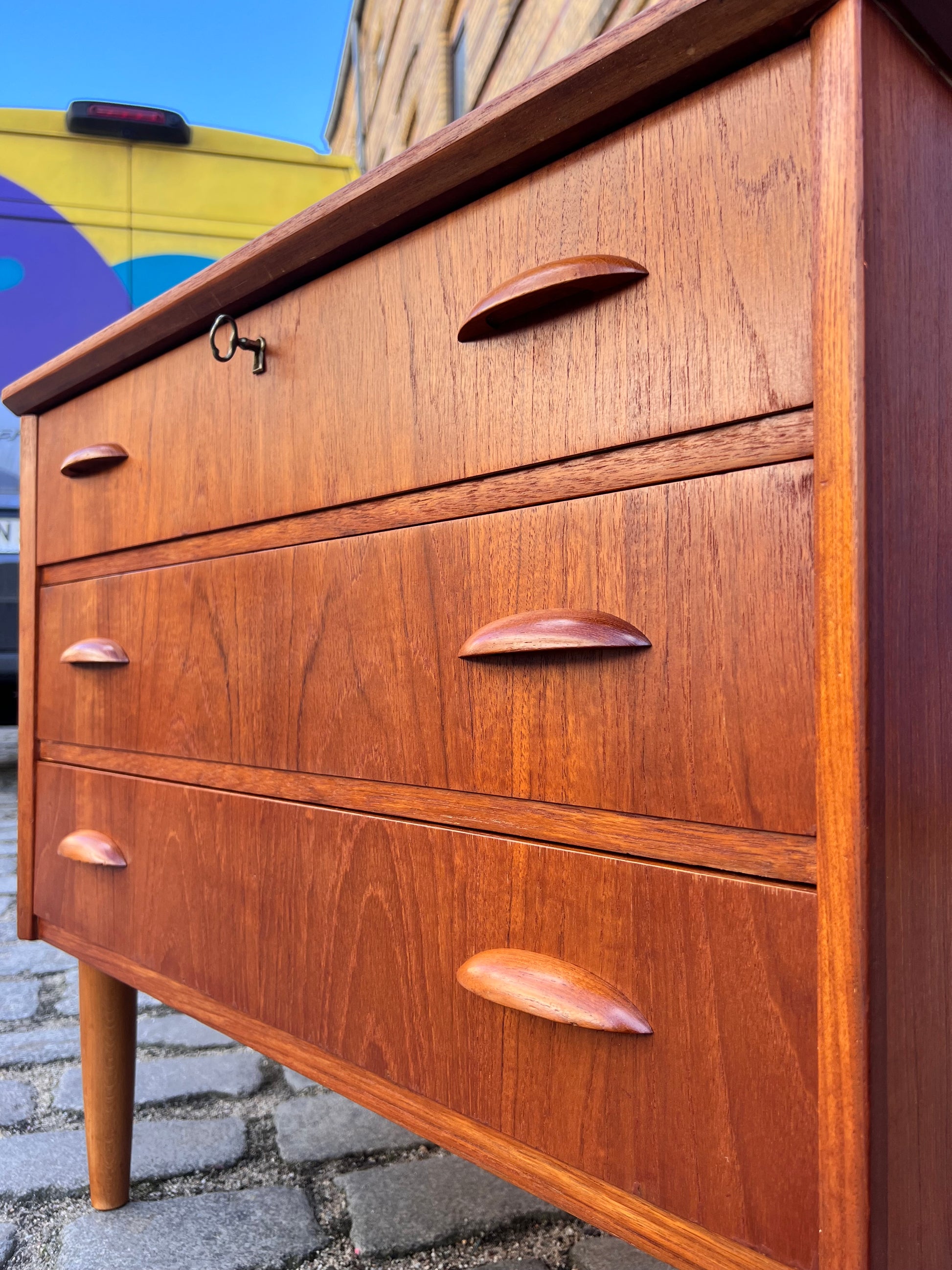 Kleine Kommode mit Muschelgriffen & Schloss aus Dänemark