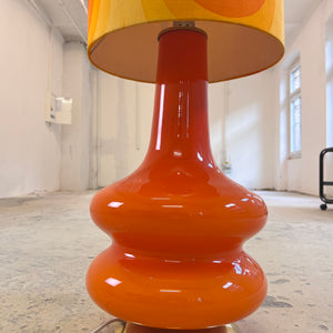 Stehlampe orange mit leuchtendem Glasfuß und 70er Schirm von Pako