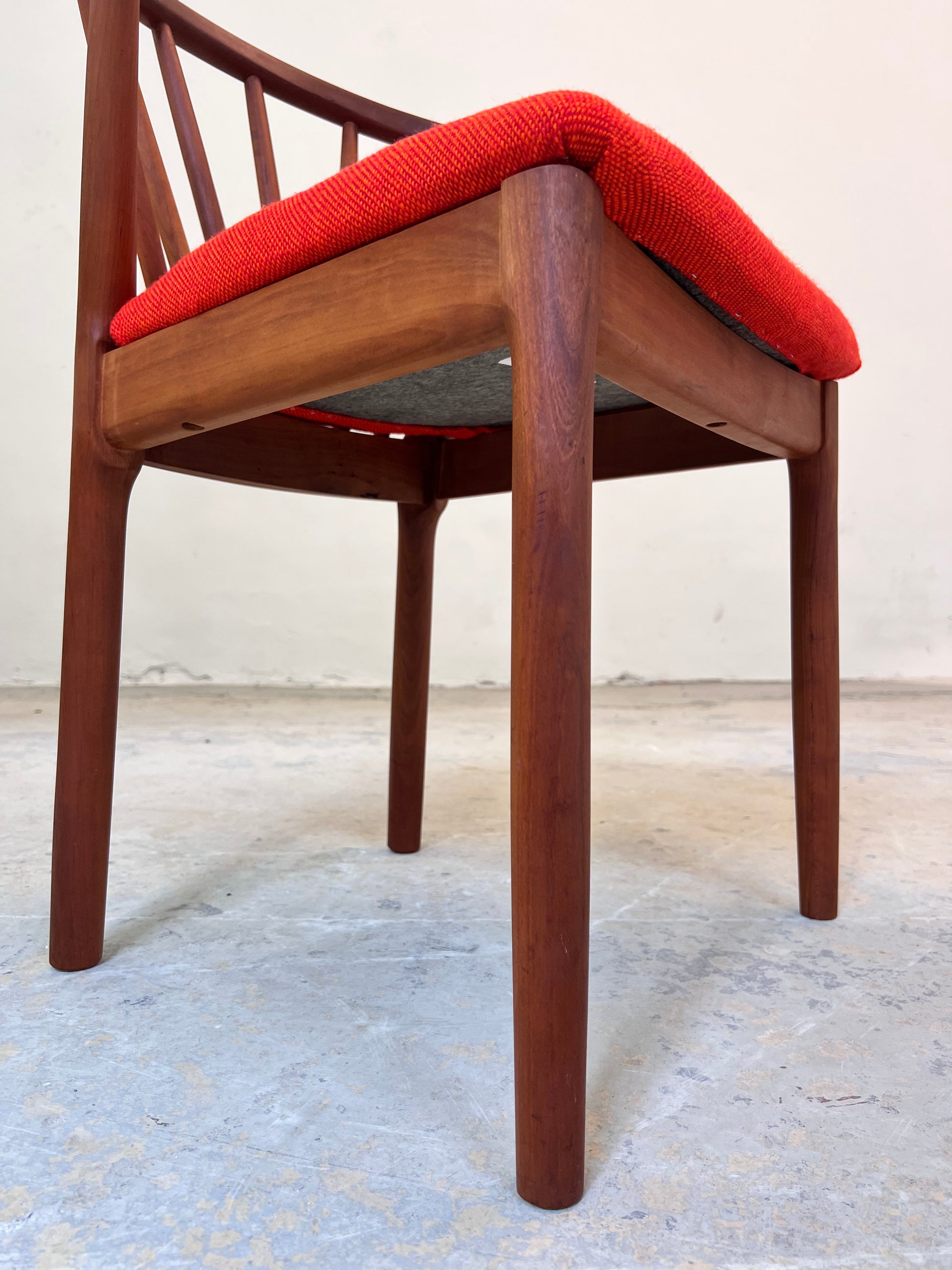 Armlehnstuhl Teak mit orangem Polster von J. L. Møllers Møbelfabrik