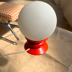 Tischlampe rot Opalglas von Temde