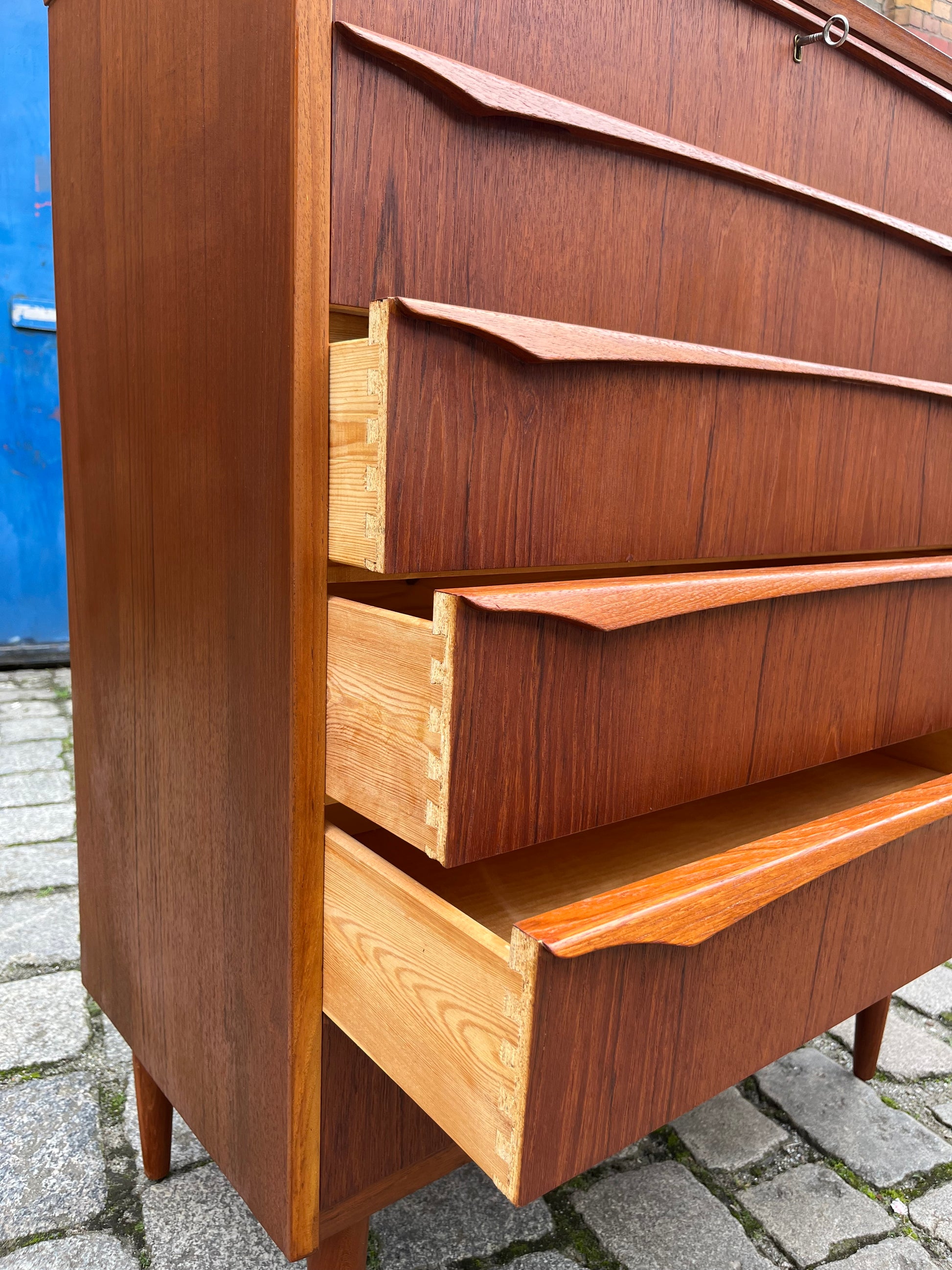 Kommode Teak mit geschwungenen Griffen