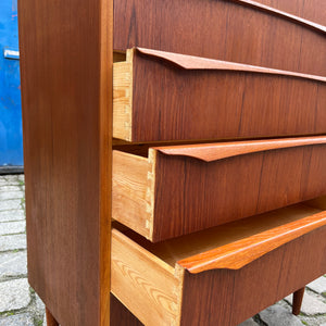 Kommode Teak mit geschwungenen Griffen
