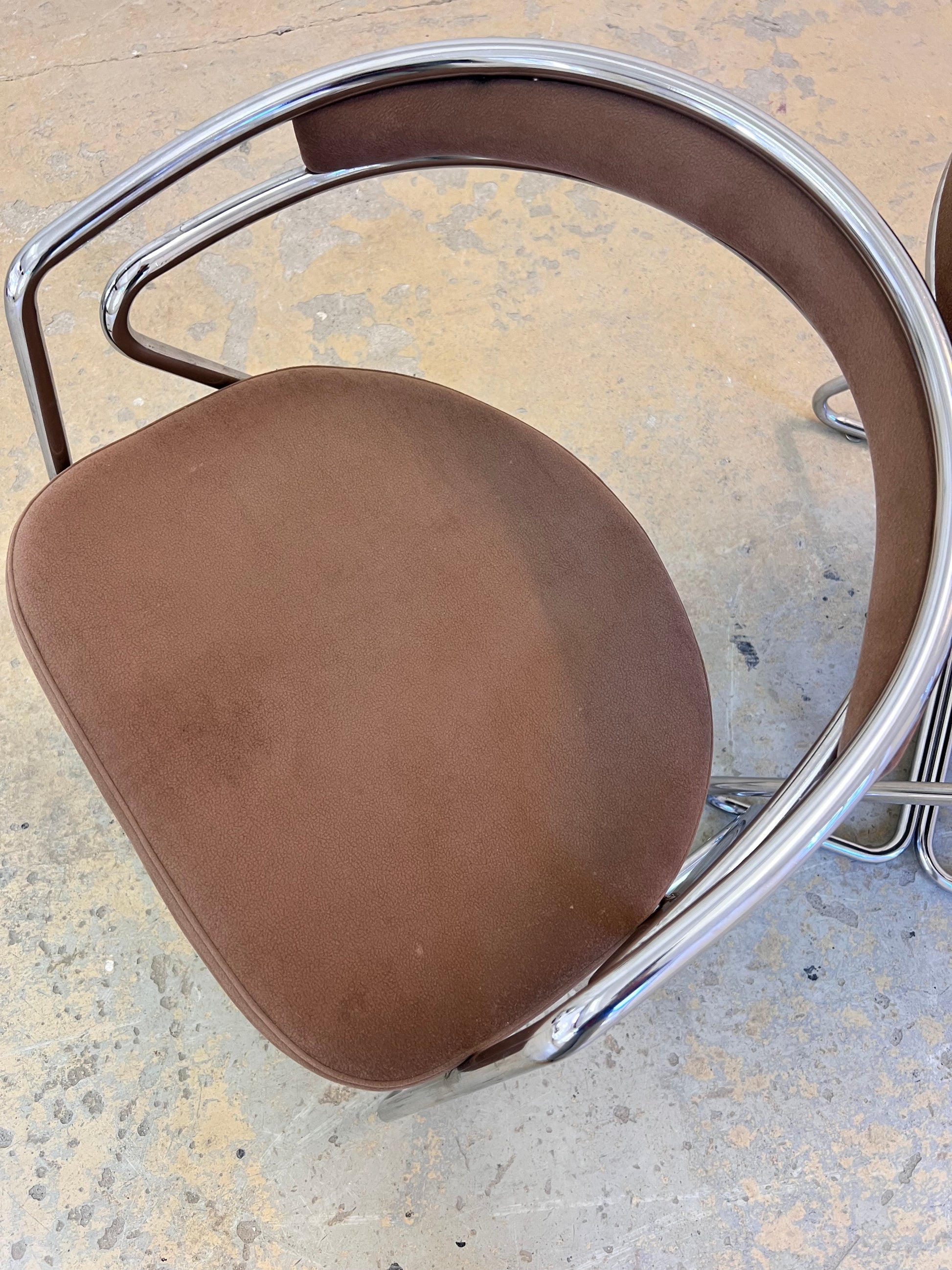 Polsterstuhl Chrom mit braunem Velour