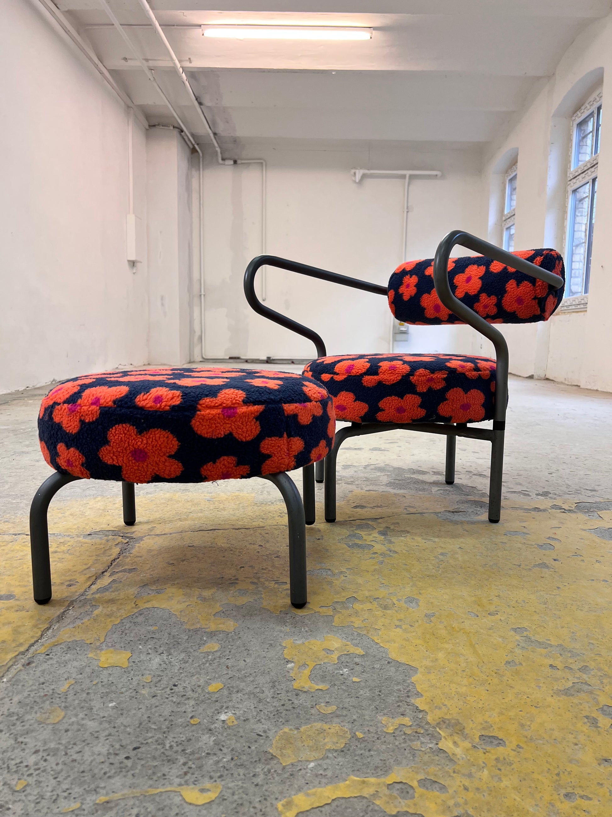 Set: Sessel & Hocker neu gepolstert aus der Serie The Natural Choice von Innovation Randers