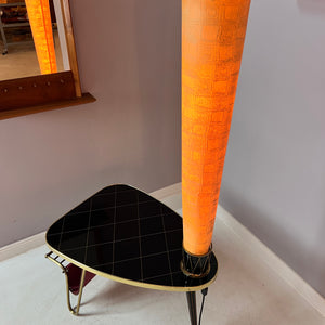 Tisch mit Stehlampe