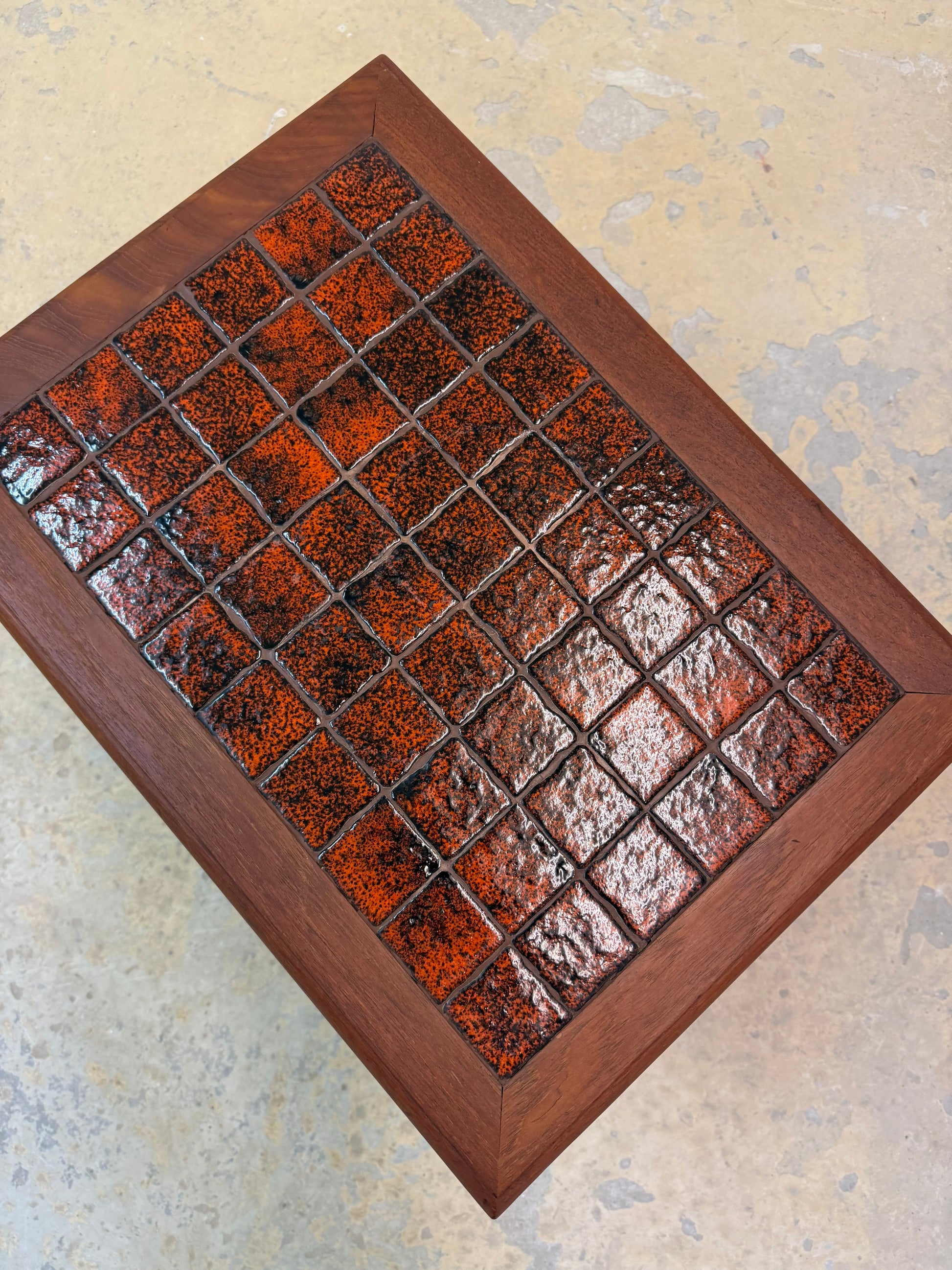 Beistelltisch Teak mit orange gescheckten Fliesen