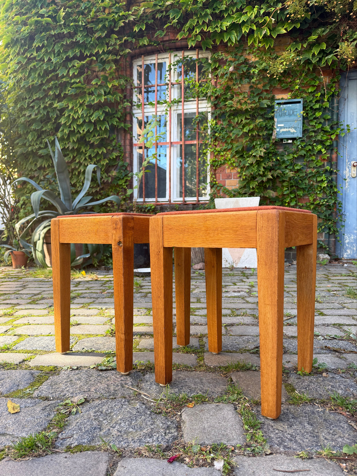 Hocker Eiche mit roter Sitzfläche aus Dänemark