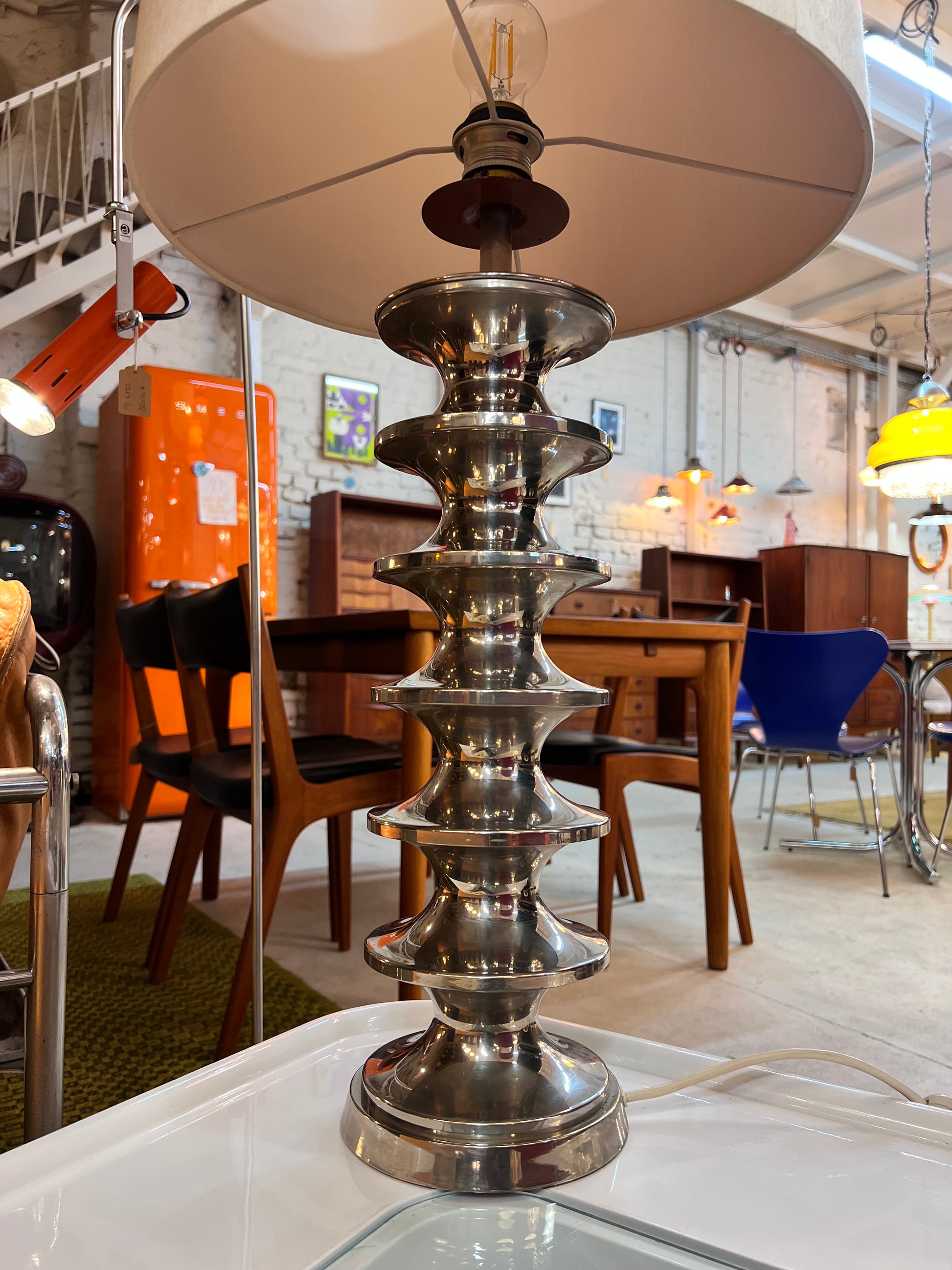 Space Age Tischlampe Metall mit Schirm aus Rohseide