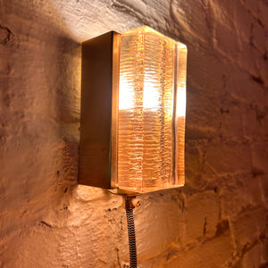 Wandlampe bernsteinfarben Eisglas & Messing von Vitrika