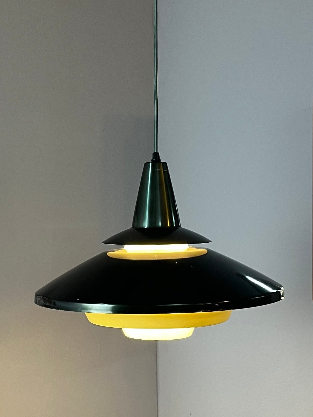 Lamellenlampe dunkelgrün gelb mit Opalglasschirm