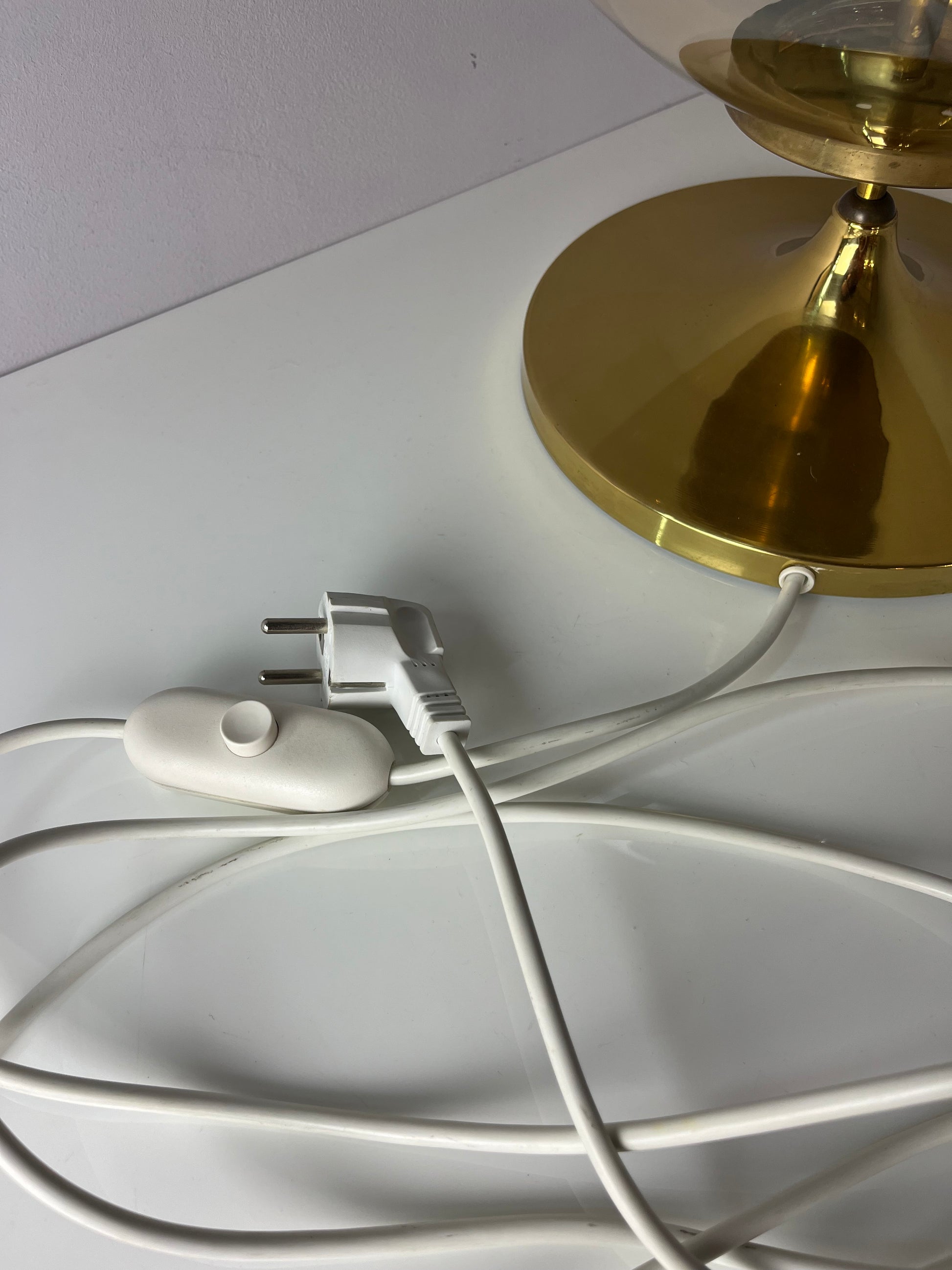 Tischlampe mit Glaskugel und Messingfuß