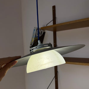 Lamellenlampe silbergrau mit marmoriertem Glasschirm aus Dänemark
