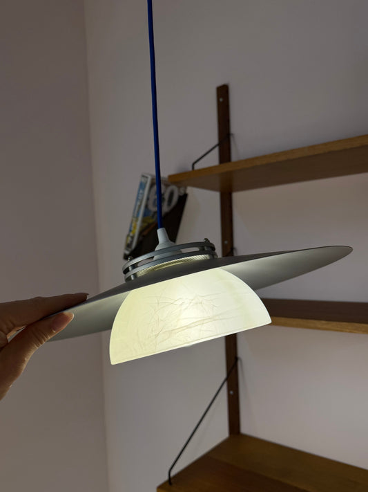 Lamellenlampe silbergrau mit marmoriertem Glasschirm aus Dänemark