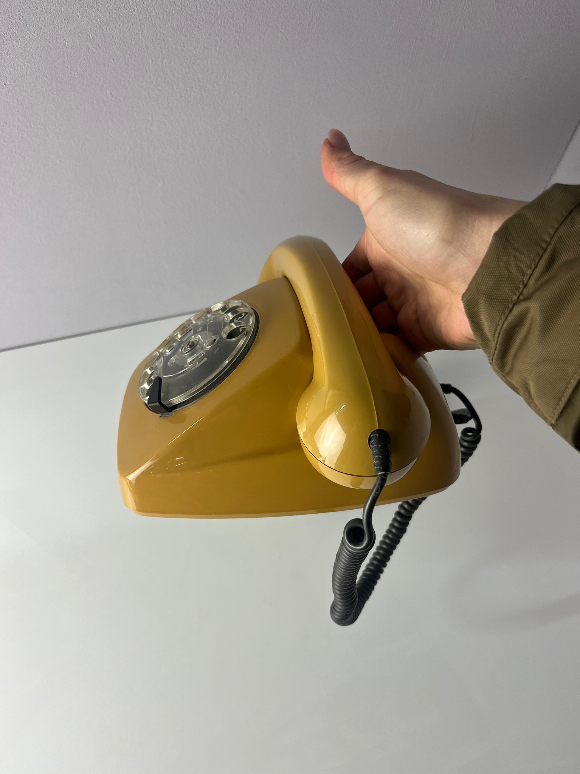 Telefon FeTap 611-2a gelb mit Wählscheibe und Kabel
