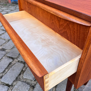 Kleine Kommode / Nachtschrank Teak mit durchgehenden Griffen aus Dänemark