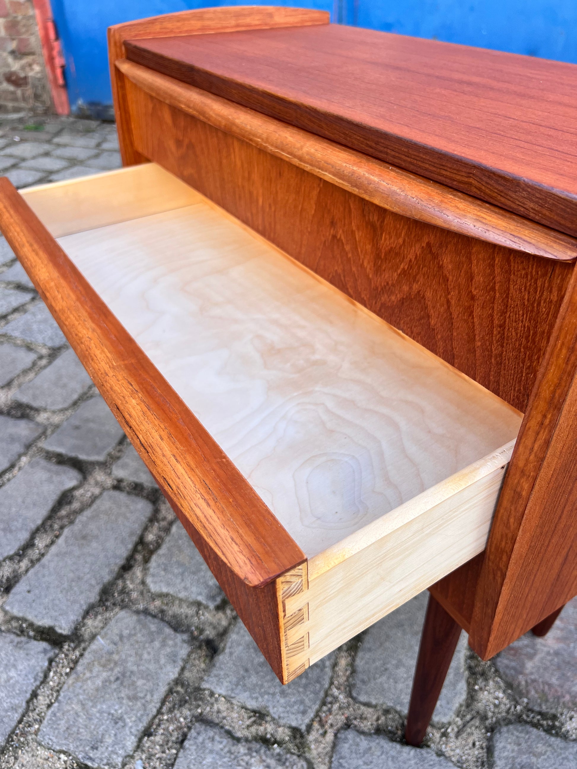 Kleine Kommode / Nachtschrank Teak mit durchgehenden Griffen aus Dänemark