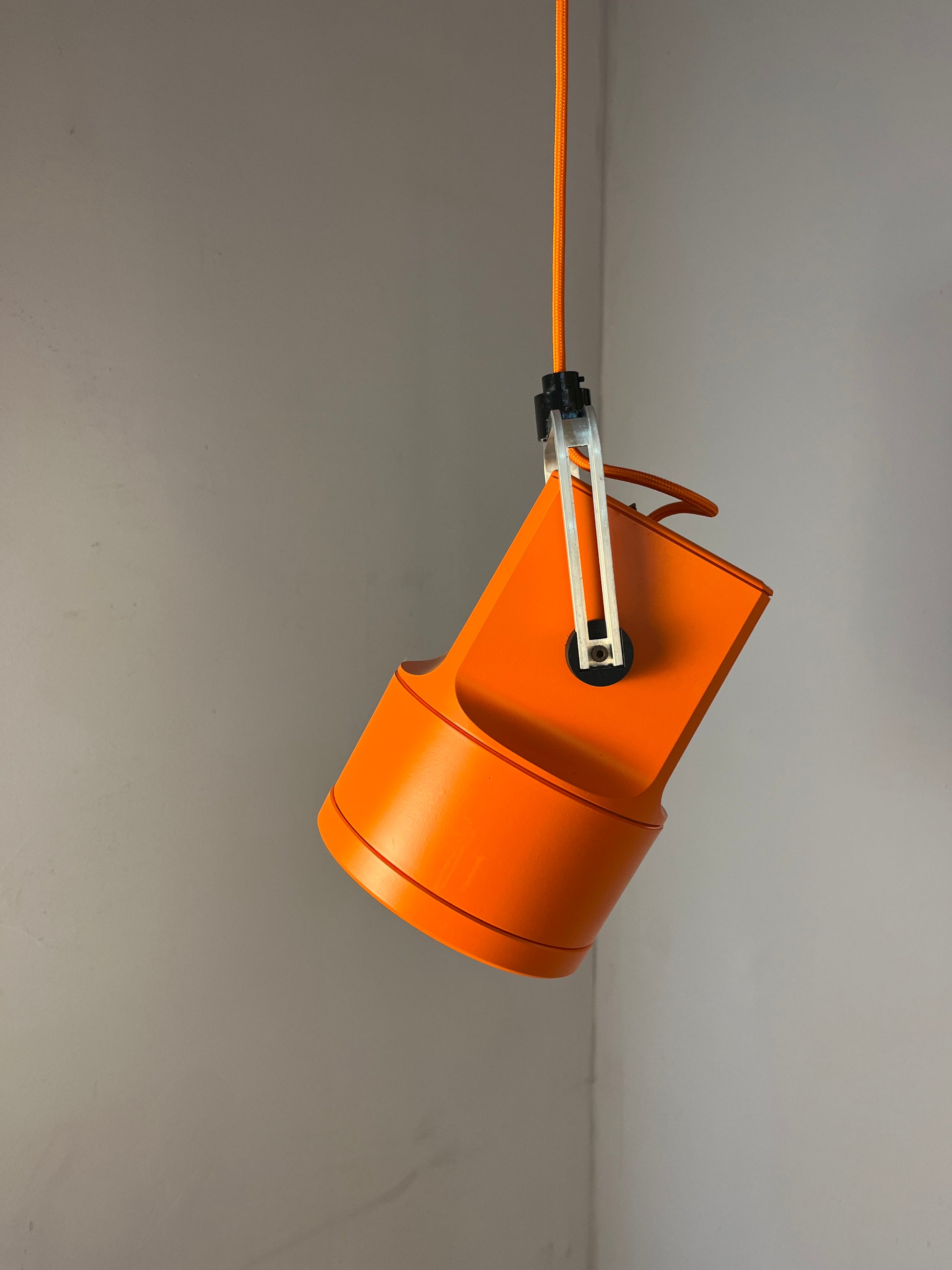 Strahler Unispot orange neu lackiert von Louis Poulsen