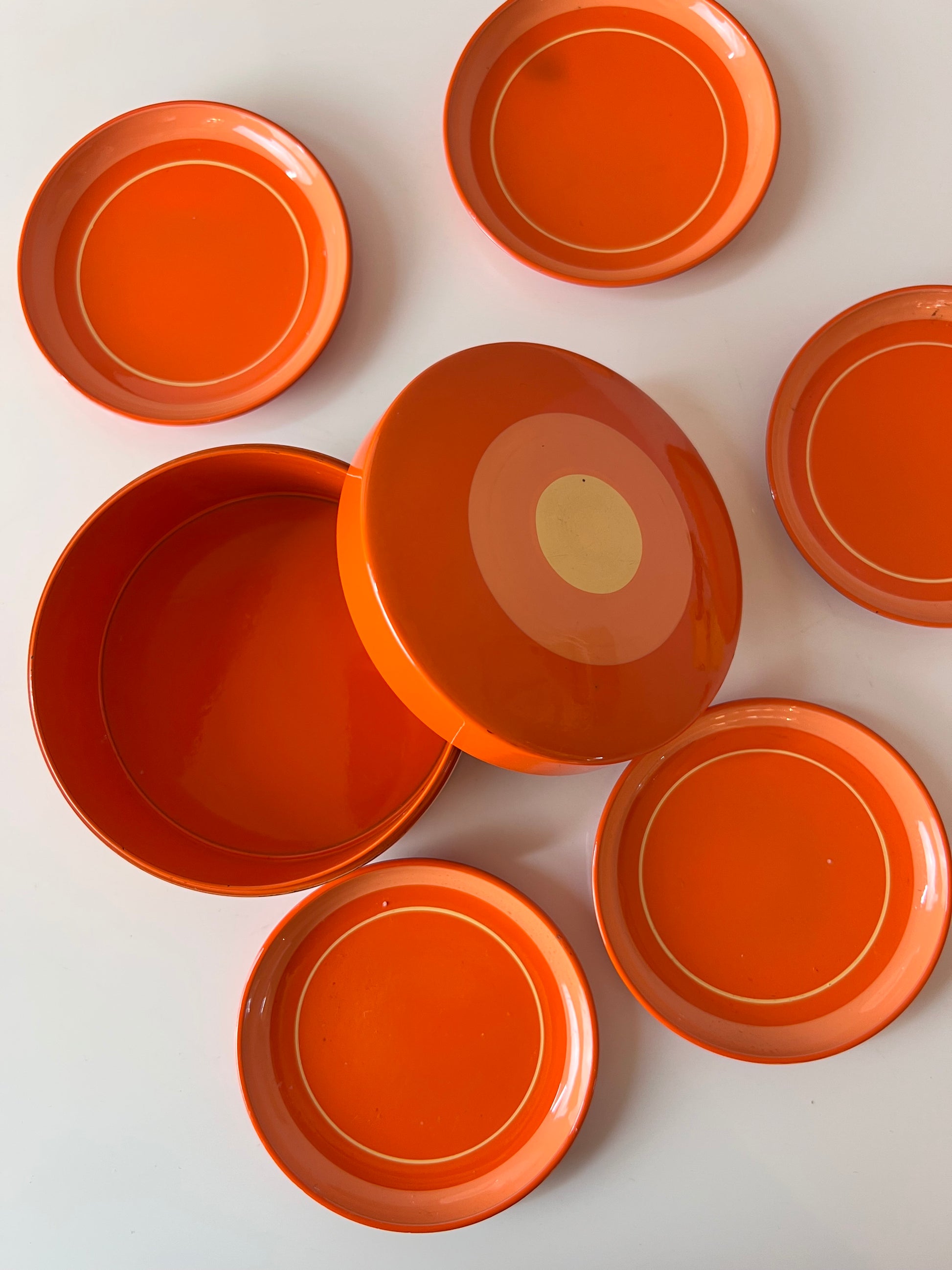 Set: Untersetzer in Dose orange Metall