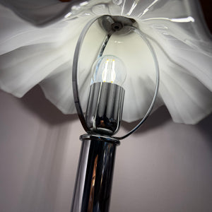 Tischlampe mit gewelltem Glasschirm & Chrom