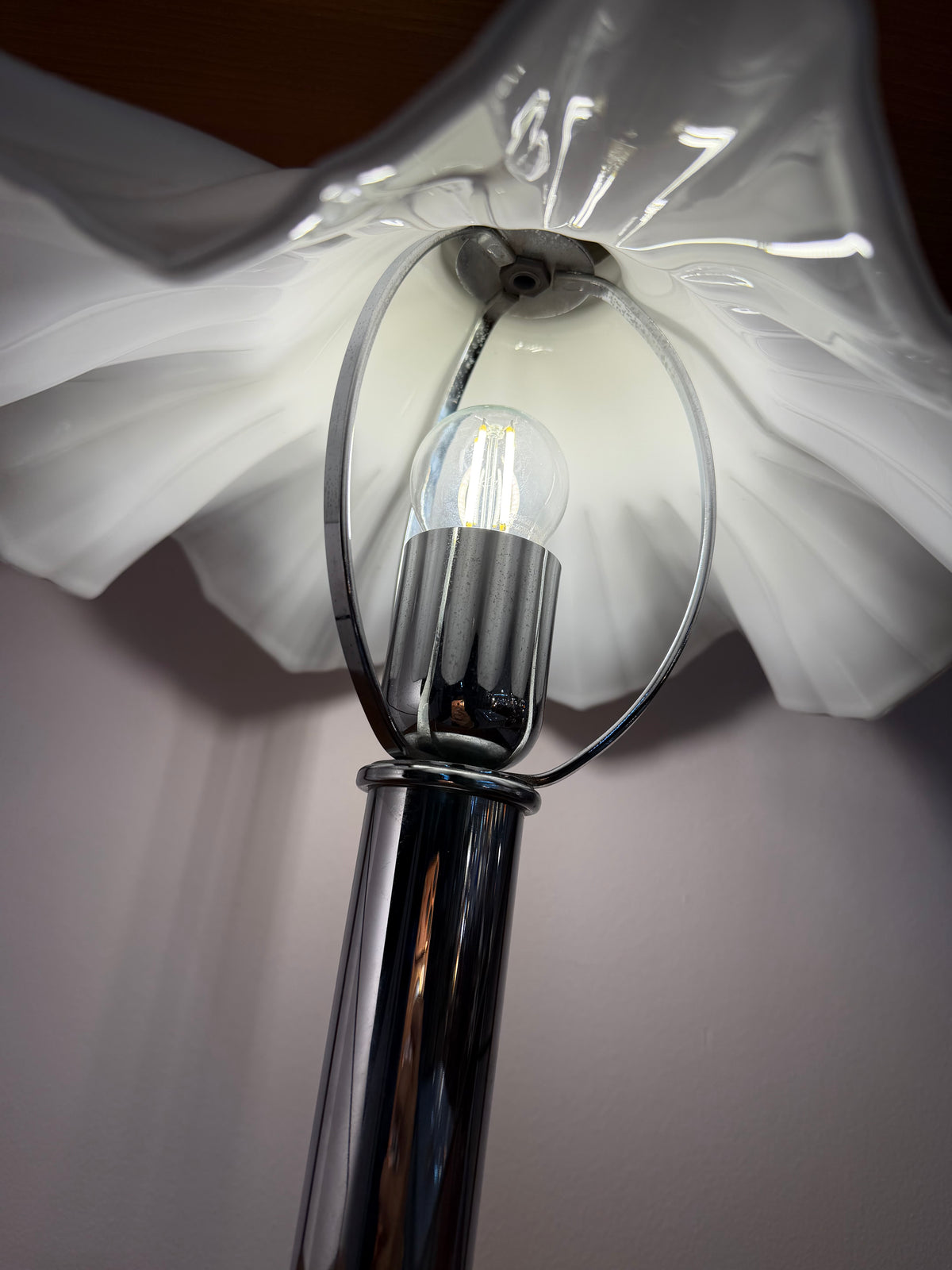 Tischlampe mit gewelltem Glasschirm & Chrom