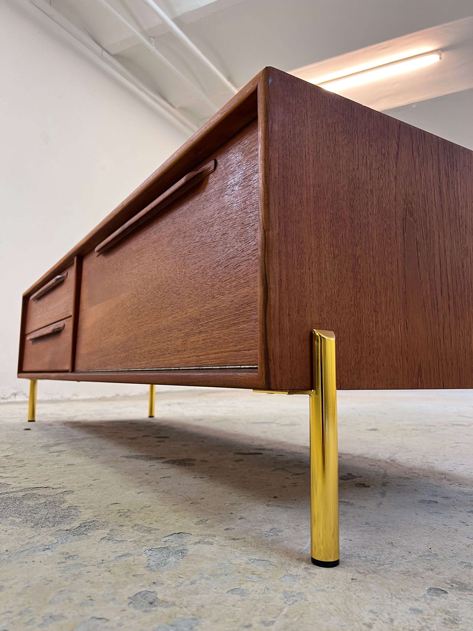 Lowboard Teak mit neuen Metallbeinen von rt Möbel