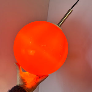 Große Kugellampe orange Kunststoff mit Chromstab